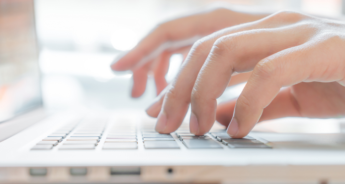 Finger auf Laptop-Tastatur